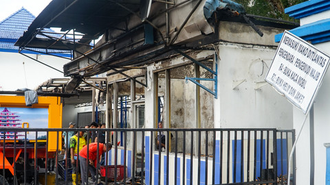 Bangunan pos pelayanan Samsat yang jadi sasaran aksi anarkis dengan dibakar ratusan massa diduga geng motor dan balap liar di Jalan POM IX Palembang.  Minggu (31/8) Foto: abp/urban id