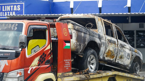 Kendaraan dinas yang jadi sasaran aksi anarkis milik kantor pelayanan Samaat Polda Sumsel yang berlokasi di Jalan POM IX Palembang, Minggu (31/8) Foto: abp/urban id