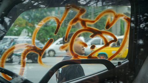 Goresan cat di kaca mobil kendaraan dinas yang menjadi sasaran aksi anarkis ratusan massa di Jalan POM IX Palembang, Minggu (31/8) Foto: abp/urban id