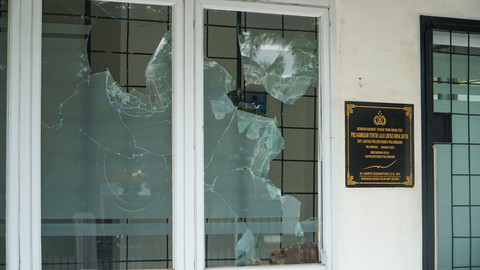 Kaca pecah di pos lantas Jalan POM IX Palembang yang juga turut menjadi sasaran aksi anarkis ratusan massa diduga geng motor dan balap liar, Minggu (31/8) Foto: abp/urban id