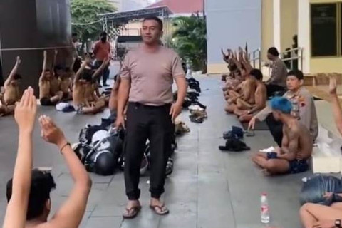 Polresta Surakarta mengamankan 65 remaja yang melakukan demo anarkis dengan merusak fasilitas umum dan membakar gedung Sekwan DPRD Solo, Jumat (29/8/2025). Foto: Polresta Surakarta