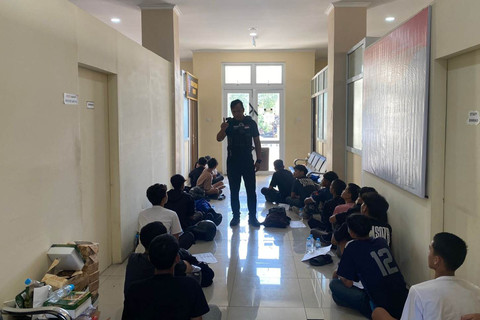 Polresta Surakarta mengamankan 65 remaja yang melakukan demo anarkis dengan merusak fasilitas umum dan membakar gedung Sekwan DPRD Solo, Jumat (29/8/2025). Foto: Polresta Surakarta