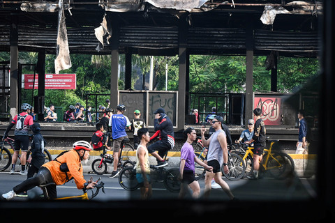 Warga berolahraga saat car free day (CFD) di Jalan Jenderal Sudirman, Jakarta, Minggu (31/8/2025). Foto: Sulthony Hasanuddin/ANTARA FOTO 