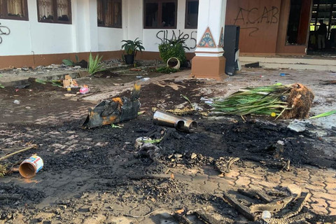  Aksi demo berujung kericuhan dan pembakaran di kantor DPRD Jepara. Foto: Dok. Istimewa