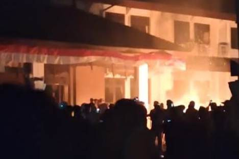  Aksi demo berujung kericuhan dan pembakaran di kantor DPRD Jepara. Foto: Dok. Istimewa