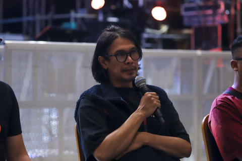 Personel Peterpan Lukman memberikan keterangan pers soal penundaan konser Peterpan The Journey Continues di Eldorado Dome Bandung, Minggu (31/8/2025). Foto: Syawal Darisman/kumparan