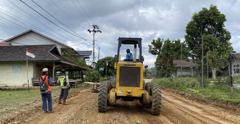 Pekerja saat sedang melakukan perbaikan jalan di daerah hulu Kalbar. Foto: Dok. Istimewa