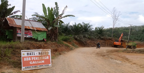 Jalan yang dipasangi papan peringatan untuk warga yang melintas. Foto: Dok. Istimewa