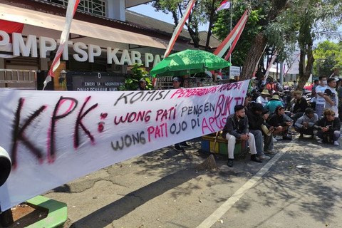 Massa demonstrasi ke Kantor KPK tiba di Alun-Alun Pati, Minggu (31/8/2025). Foto: kumparan