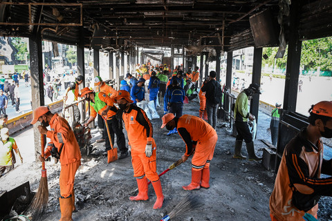 Petugas membersihkan puing-puing sisa terbakarnya Halte Polda Metro Jaya di Jalan Jenderal Sudirman, Jakarta, Minggu (31/8/2025). Foto: Sulthony Hasanuddin/ANTARA FOTO 