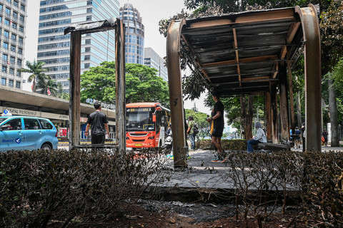 Kondisi halte yang hangus terbakar di kawasan Senayan, Jakarta, Minggu (31/8/2025). Foto: Sulthony Hasanuddin/ANTARA FOTO
