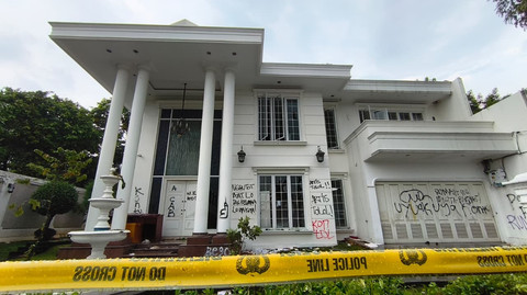 Kondisi rumah Anggota DPR Surya Utama atau Uya Kuya di Pondok Bambu, Jakarta Timur, Minggu (31/8/2025). Foto: Thomas Bosco/kumparan