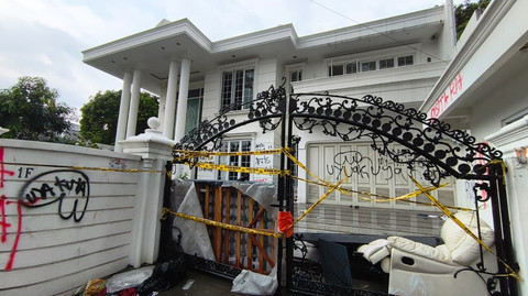 Kondisi rumah Anggota DPR Surya Utama atau Uya Kuya di Pondok Bambu, Jakarta Timur, Minggu (31/8/2025). Foto: Thomas Bosco/kumparan