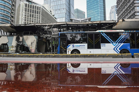 Bus Transjakarta melintas di Halte Senayan Bank DKI, Jakarta, Minggu (31/8/2025). Foto: Sulthony Hasanuddin/ANTARA FOTO