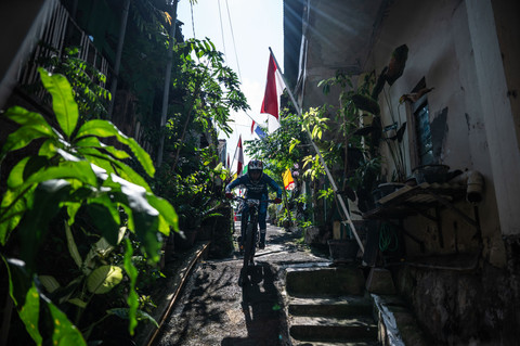 Pembalap sepeda Downhill berusaha melewati lintasan dalam kompetisi Semarang Urban Downhill 2025 di Kampung Tegalsari, Semarang, Jawa Tengah, Minggu (31/8/2025). Foto:...                    </div>

                    <div class=