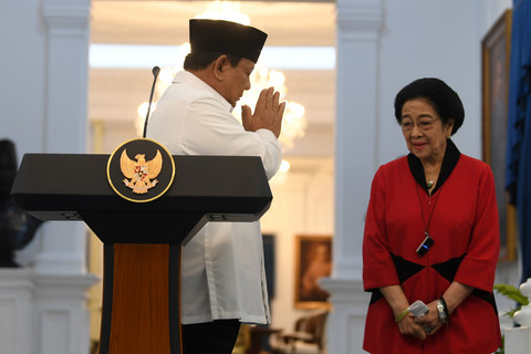 Presiden Prabowo Subianto (kiri) berbincang dengan Ketua Umum PDIP sekaligus Presiden ke-5 RI Megawati Soekarnoputri (kanan) usai menyampaikan keterangan pers di Istana Merdeka, Jakarta, Minggu (31/8/2025). Foto: Galih Pradipta/ANTARA FOTO