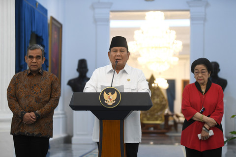 Presiden Prabowo Subianto didampingi Ketua Umum PDIP Megawati Soekarnoputri dan Ketua MPR Ahmad Muzani memberikan keterangan pers di Istana Negara, Jakarta, Minggu (31/8/2025). Foto: Galih Pradipta/ANTARA FOTO