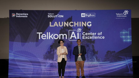 Direktur Enterprise & Business Service Veranita Yosephine (kiri) dan Direktur IT Digital Telkom Faizal R. Djoemadi (kanan) saat acara peluncuran Telkom Artificial Intelligence (AI) Center of Excellence (CoE) di Bali pada, Kamis (28/8). Foto: dok. Telkom