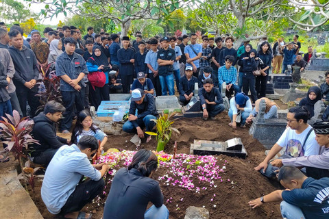 Suasana pemakaman mahasiswa Universitas Amikom Yogyakarta, Rheza Sendy Pratama, di Sendangadi, Kapanewon Mlati, Kabupaten Sleman, Minggu (31/8). Foto: Arfiansyah Panji Purnandaru/kumparan