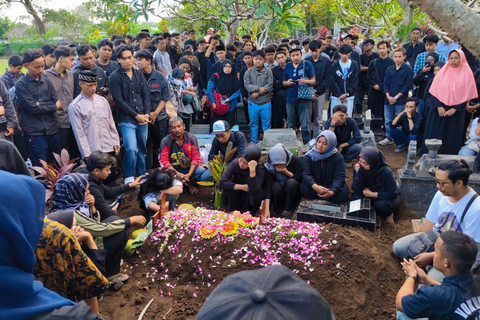 Suasana pemakaman mahasiswa Universitas Amikom Yogyakarta, Rheza Sendy Pratama, di Sendangadi, Kapanewon Mlati, Kabupaten Sleman, Minggu (31/8). Foto: Arfiansyah Panji Purnandaru/kumparan