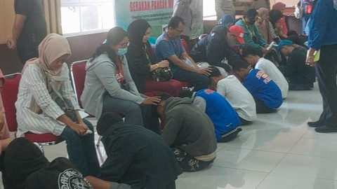 Sebanyak 65 remaja pelaku demo anarkis di Kota Solo sujud minta maaf saat dijemput pulang orang tuanya di Polresta Solo, Minggu (31/8). Foto: kumparan