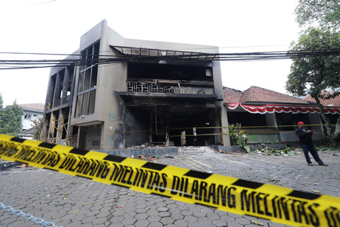 Garis polisi melintang di depan bangunan restoran Sambara yang hangus terbakar oleh massa aksi di Jalan Trunojoyo, Kota Bandung, Minggu (31/8/2025).
Foto: Syawal Febrian Darisman/kumparan