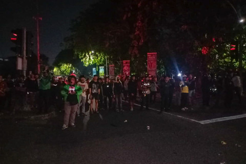 Kericuhan kembali terjadi di Bekasi, Minggu (31/8) malam. Massa berkumpul di beberapa titik, salah satunya di Jalan Pangeran Jayakarta, Kelurahan Harapan Mulya, Kecamatan Medan Satria, di dekat Polres Metro Bekasi. Foto: kumparan