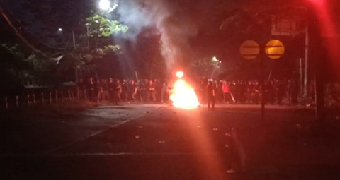 Kericuhan kembali terjadi di Bekasi, Minggu (31/8) malam. Massa berkumpul di beberapa titik, salah satunya di Jalan Pangeran Jayakarta, Kelurahan Harapan Mulya, Kecamatan Medan Satria, di dekat Polres Metro Bekasi. Foto: kumparan