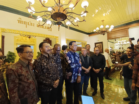 Gubernur DIY Sri Sultan Hamengku Buwono X memanggil sejumlah pimpinan universitas ke Kepatihan Pemda DIY, Minggu (31/8). Foto: Arfiansyah Panji Purnandaru/kumparan