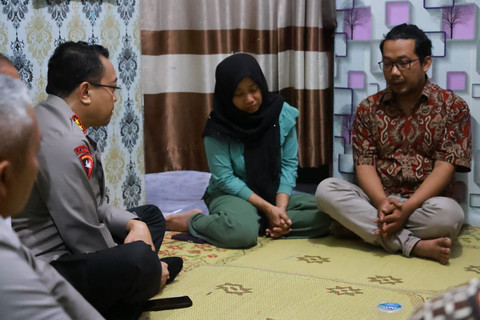 Kapolda DIY Pol Anggoro Sukartono melayat ke rumah Mahasiswa Ilmu Komunikasi Universitas Amikom Yogyakarta, Rheza Sendy Pratama, di Mlati, Kabupaten Sleman, Minggu (31/8). Foto: Polda DIY
