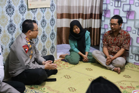 Kapolda DIY Pol Anggoro Sukartono melayat ke rumah Mahasiswa Ilmu Komunikasi Universitas Amikom Yogyakarta, Rheza Sendy Pratama, di Mlati, Kabupaten Sleman, Minggu (31/8). Foto: Polda DIY
