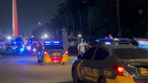 Polisi menggelar patroli berskala besar di Monas, Minggu (31/8). Foto: Abid Raihan/kumparan