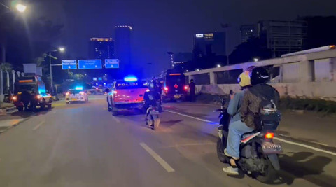 Polisi menggelar patroli berskala besar di kawasan DPR RI, Minggu (31/8). Foto: Abid Raihan/kumparan