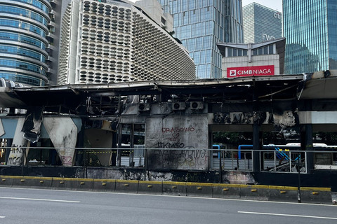 Warga menungggu kedatangan bus Transjakarta di halte sementara di Jalan Jenderal Sudirman, Jakarta, Senin (1/9/2025). Foto: Rayyan Farhansyah/kumparan