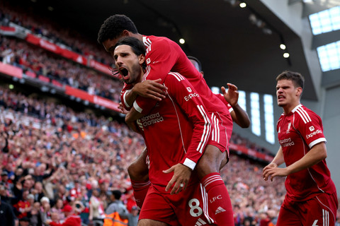 Selebrasi pemain Liverpool Dominik Szoboszlai usai mencetak gol ke gawang Arsenal pada pertandingan Liga Inggris di Anfield, Liverpool, Inggris, Minggu (31/8/2025). Foto: Phil Noble/REUTERS