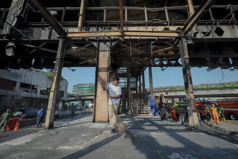 Petugas membersihkan puing-puing sisa terbakarnya Halte Transjakarta Senen Sentral, Jakarta Pusat, Senin (1/9/2025). Foto: Jamal Ramadhan/kumparan
