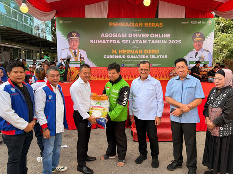 Bank Sumsel Babel bersama Pemprov Sumsel bagikan beras kepada drivel online. (ist)