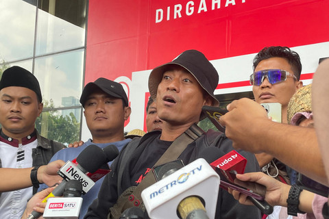 Koordinator lapangan (Korlap) aksi demo warga Pati di KPK, Supriyono alias Botok, saat diwawancarai wartawan di Gedung Merah Putih KPK, Jakarta, Senin (1/9/2025). Foto: Fadhil Pramudya/kumparan