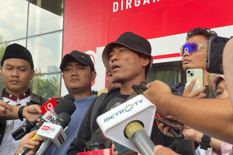 Koordinator lapangan (Korlap) aksi demo warga Pati di KPK, Supriyono alias Botok, saat diwawancarai wartawan di Gedung Merah Putih KPK, Jakarta, Senin (1/9/2025). Foto: Fadhil Pramudya/kumparan