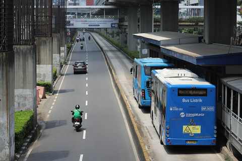 Sejumlah pengendara melintas saat penerapan WFH di Jalan HR Rasuna Said, Jakarta, Senin (1/9/2025). Foto: Jamal Ramadhan/kumparan