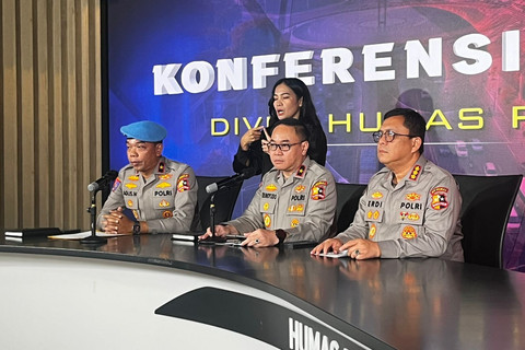 Karo Wabprof Divpropam Polri Brigjen Pol Agus Wijayanto memberikan keterangan pers terkait 7 anggota Brimob terduga penabrak ojek online saat unjuk rasa di Divhumas Polri, Jakarta, Senin (1/9/2025). Foto: Rayyan Farhansyah/kumparan