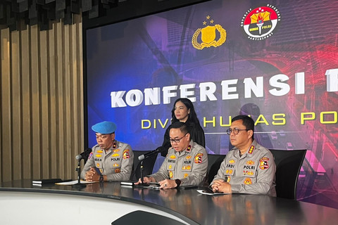 Karo Wabprof Divpropam Polri Brigjen Pol Agus Wijayanto memberikan keterangan pers terkait 7 anggota Brimob terduga penabrak ojek online saat unjuk rasa di Divhumas Polri, Jakarta, Senin (1/9/2025). Foto: Rayyan Farhansyah/kumparan