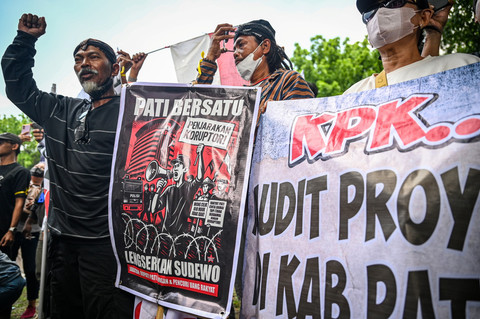 Massa yang tergabung dalam Aliansi Masyarakat Pati Bersatu (AMPB) mengikuti aksi di depan Gedung Merah Putih KPK, Jakarta, Senin (1/9/2025).  Foto: Fauzan/ANTARA FOTO