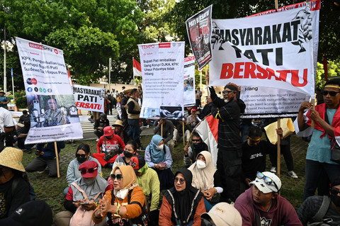 Massa yang tergabung dalam Aliansi Masyarakat Pati Bersatu (AMPB) mengikuti aksi di depan Gedung Merah Putih KPK, Jakarta, Senin (1/9/2025). Foto: Fauzan/ANTARA FOTO
