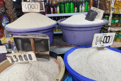 Beras di salah satu kios beras di pasar tradisional Pasar Minggu, Jakarta Selatan, Senin (1/9/2025).     Foto: Widya Islamiati/kumparan