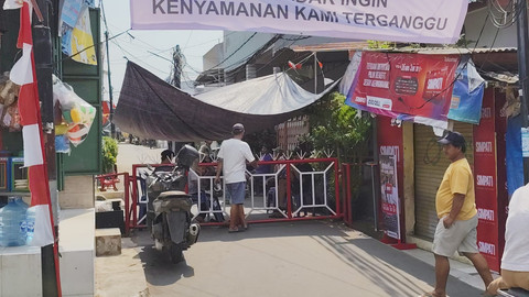 Kondisi akses jalan masuk menuju rumah politisi NasDem Ahmad Sahroni di kawasan Tanjung Priok, Jakarta Utara, Senin (1/9/2025). Foto: Jonathan Devin/kumparan