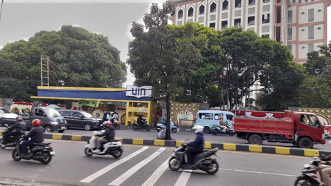 Situasi demo mahasiswa UIN Jakarta yang sempat bakar ban di kawasan depan Kampus UIN Syarif Hidayatullah Jakarta, Ciputat, Kota Tangerang Selatan, Senin (1/9/2025). Foto: Dok. Istimewa