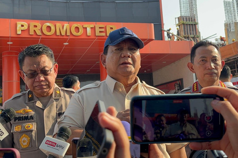 Presiden Prabowo Subianto didampingi Kapolri Jenderal Pol Listyo Sigit Prabowo memberikan keterangan pers usai menjenguk polisi yang terluka usai demo di RS Polri, Jakarta, Senin (1/9/2025). Foto: Abid Raihan/kumparan