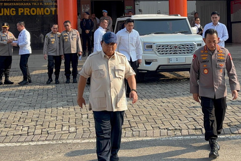 Presiden Prabowo Subianto didampingi Kapolri Jenderal Pol Listyo Sigit Prabowo bersiap memberikan keterangan pers usai menjenguk polisi yang terluka usai demo di RS Polri, Jakarta, Senin (1/9/2025). Foto: Abid Raihan/kumparan