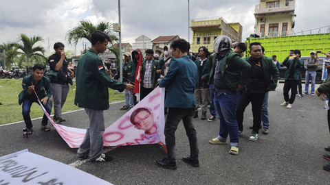 Aksi demo mahasiswa USU di Polda Sumut, Medan, Senin (1/9/2025).